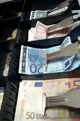 Berlin  mit Bargeld gefuellte Kasse
