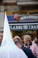 Sevilla  Spanien  ein Glaeubiger in weisser Kapuze bei einer Oster-Prozession