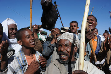 Mangudo  Aethiopien  Menschen bei der Einweihung der Schule in Mangudo