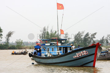 Vietnam  Fischerboot mit wehenden vietnamesischen Fahnen am Mast