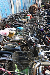 Peking  viele Farraeder auf einem Fahrradparkplatz
