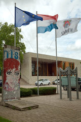 Schengen  Grossherzogtum Luxemburg  Flaggen vor dem Europaeische Museum