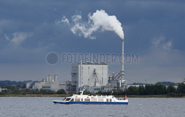 Wismar  Deutschland  Ausflugsboot vor der Industrieanlage Klausner Nordic Timber
