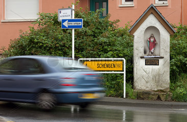 Burmerange  Grossherzogtum Luxemburg  Richtungsschild nach Schengen