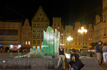 Breslau  Polen  der Springbrunnen auf dem Marktplatz (Rynek) am Abend