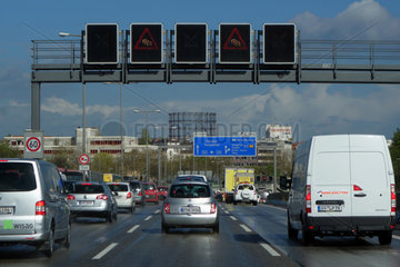 Berlin  Deutschland  Rush Hour auf der Stadtautobahn A100 in Richtung Sueden