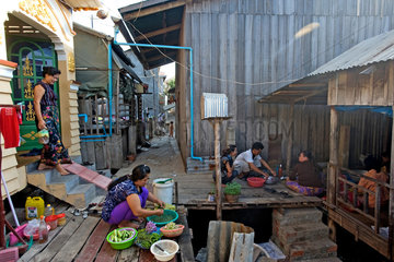 Phnom Penh  Kambodscha  Menschen kochen neben ihren Haeusern