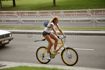 Grodno  Weissrussland  ein Maedchen faehrt mit ihrem Mountainbike