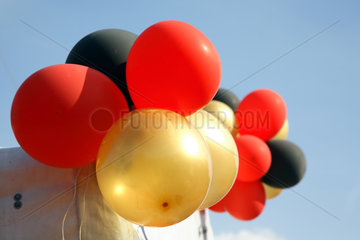 Berlin  Luftballons in den deutschen Nationalfarben