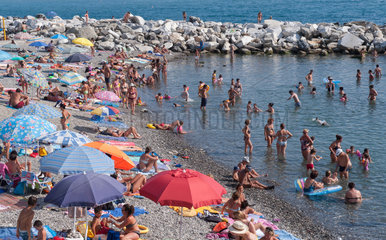 Chiavari  Italien  Badegaeste am Strand von Chiavari