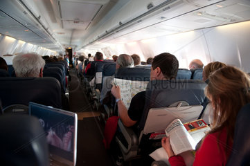 Berlin  Deutschland  Passagiere in einem Flugzeug