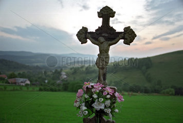 Kruzifix im Bieszczady Gebirge  Sued-Ostpolen