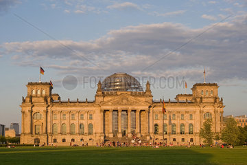 Berlin  Deutschland  der Reichstag im Abendlicht
