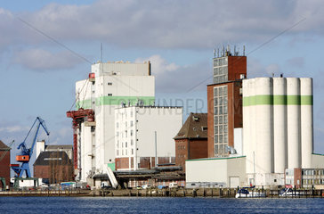 Silos der Raiffeisen Hauptgenossenschaft am Industriehafen  Flensburg