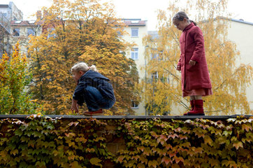 Berlin  Deutschland  Kinder klettern auf einer Mauer