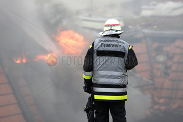 Berlin  Deutschland  Feuerwehreinsatz bei einem Dachstuhlbrand