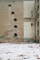 Berlin  Deutschland  eine Brandwand mit provisorischen Wanddruchbruechen