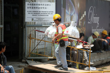 Macau  China  Bauarbeiter bringt seinen Kollegen das Mittagessen