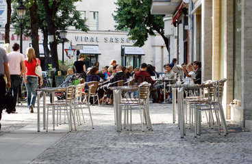 Berlin  ein voll besetztes und ein leeres Cafe