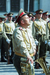 Angehoeriger einer Militaerkapelle der Bulgarischen Armee vor einem Auftritt  Sofia