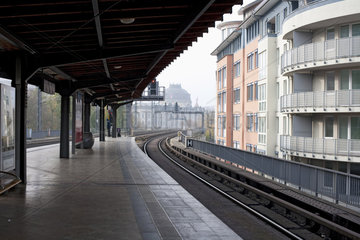 leerer S-Bahnsteig
