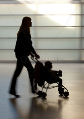 Berlin  Deutschland  Silhouette einer Mutter mit Kinderwagen