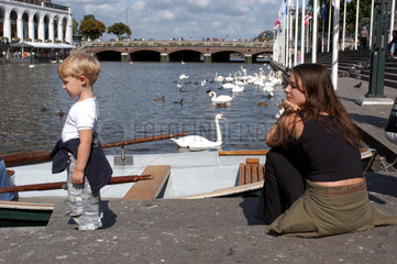 Hamburg  Mutter und Sohn am Alsterfleet