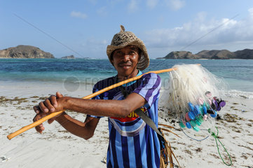 Lombok  Indonesien  Fischer am Strand von Tanjung Aan