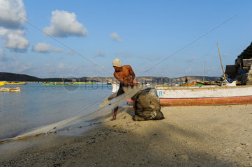 Lombok  Indonesien  Fischer an einem Strand im Sueden der Insel