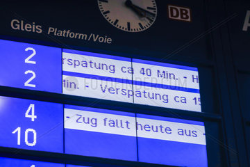 Anzeigetafel im Essener Hauptbahnhof zeigt Zug-Verspaetungen und Zug-Ausfaelle  Ruhrgebiet  Deutschland