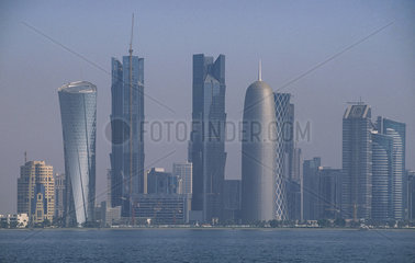 Doha  Katar  Blick von der Uferpromenade Doha Corniche auf die Skyline der Hauptstadt