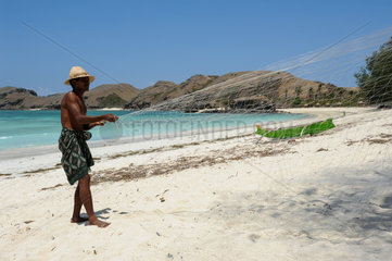 Lombok  Indonesien  Fischer am Strand von Tanjung Aan