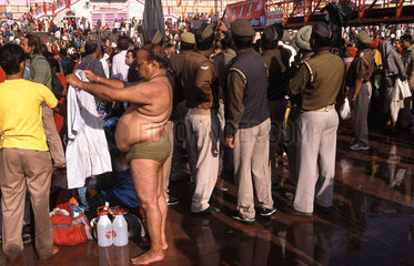 Haridwar  Indien  Glaeubiger Hindu in Unterhose auf der Kumbh Mela