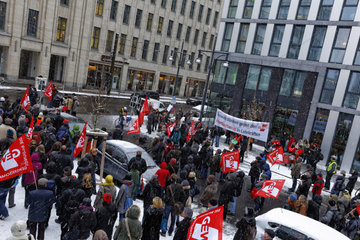GEW-Protest gegen Streichung Arbeitszeitkonten