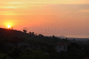 Girne  Tuerkische Republik Nordzypern  Sonnenuntergang ueber dem Besparmak-Gebirge