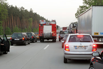 Ruedersdorf  Deutschland  Feuerwehr auf dem Weg zu einem Unfall auf der A 10