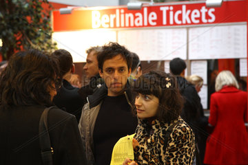 Berlin  Deutschland  Menschen vor der Kasse zur Berlinale 2008