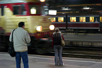 Poznan  Polen  einfahrender Zug auf einem Gleis des Hauptbahnhofs Poznan