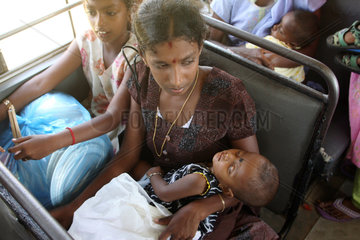 Batticaloa  Sri Lanka  Mutter mit Kind auf dem Arm in einem Bus