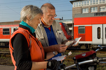 Bremen  Deutschland  zwei Fahrradfahrer auf einem Bahnsteig