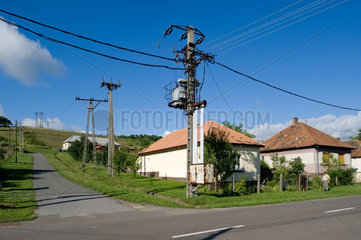 Cered  Ungarn  Stromleitungen verlaufen durch ein Dorf und ueber die Strassen
