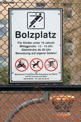 Berlin  Deutschland  Zaun mit Hinweisschild Bolzplatz