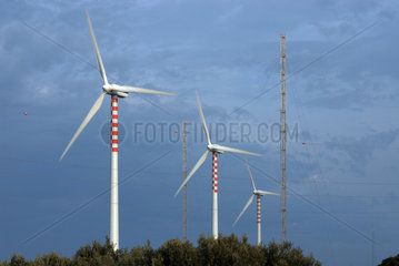 Porto Torres  Italien  Strommasten und Windraeder des Stromversorgers Enel S.p.A.