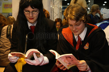 Leipziger Buchmesse 2007: Verkleidete Manga-Fans lesen Comics