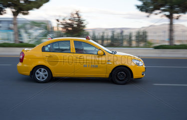 Ankara  Tuerkei - Taxi auf der Zufahrtsstrasse zum Flughafen Ankara-Esenboga