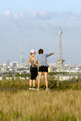 Berlin  Deutschland  Joggerinnen stehen auf dem Teufelsberg