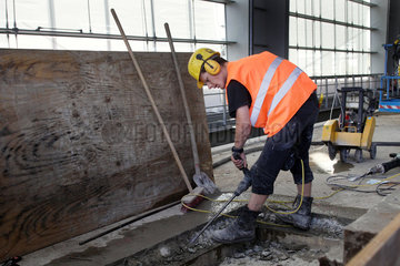 Berlin  Deutschland  Bauarbeiter arbeitet mit einem Presslufthammer