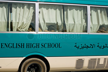 Dubai  Vereinigte Arabische Emirate  Kinder in einem Schulbus