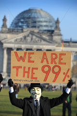 Berlin  Deutschland  Mann mit der Guy-Fawkes-Maske auf der Occupy-Bewegung in Berlin-Mitte