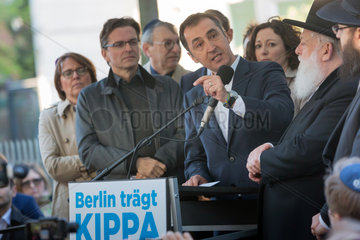 Berlin  Deutschland - Solidaritaetskundgebung in Berlin unter dem Motto Berlin traegt Kippa .